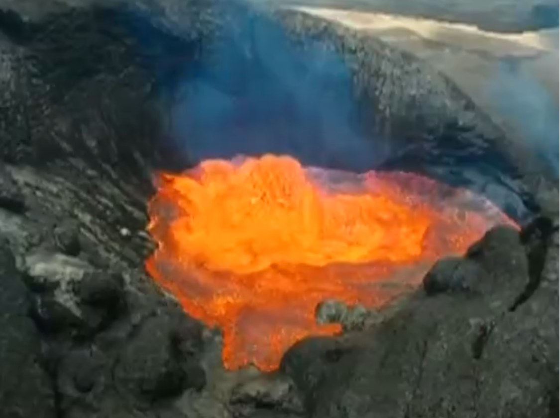 俄罗斯远东地区希韦卢奇火山喷发