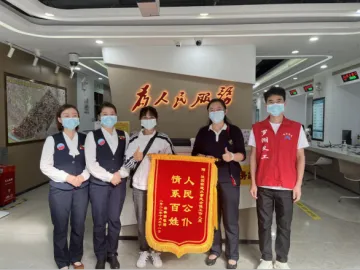 锦旗“红”擦亮政务“蓝”，桂园街道行政服务大厅获群众赠送致谢锦旗