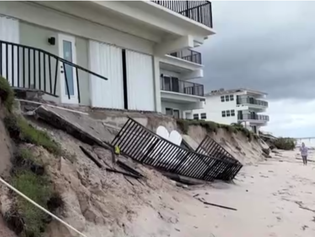 飓风“妮科尔”登陆带来狂风暴雨，美国佛州多地房屋损毁