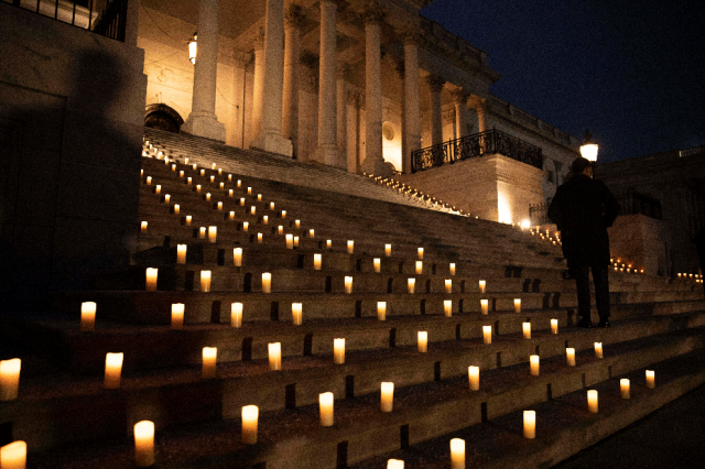 1月6日，美国首都华盛顿国会大厦外摆放蜡烛纪念国会山骚乱事件一周年。新华社发（阿伦摄）