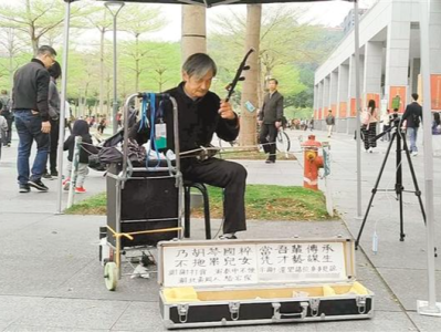 深圳67岁“二胡匠人”火到抖音直播间：哪里有观众哪里就是江湖