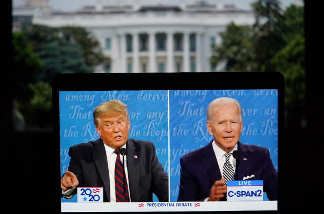 当地时间2020年9月29日，特朗普（左）与拜登在俄亥俄州克利夫兰市参加2020年美国总统候选人首场电视辩论。新华社记者 刘杰 摄