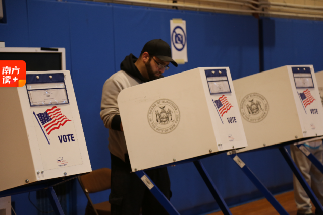 11月8日，选民在美国纽约的一处投票站参加中期选举投票。新华社记者 刘亚南 摄 