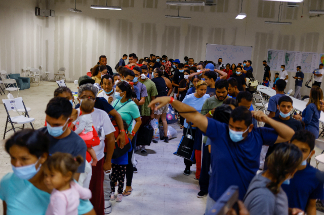 9月16日，在美国得克萨斯州埃尔帕索，一些主要来自委内瑞拉的入境移民排队准备登上长途巴士前往纽约。 新华社/路透