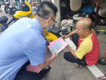 光明街道网格员助力信访法律法规宣传