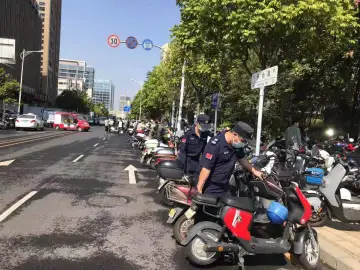 “僵尸车”长期占道停放，马田街道开展专项清理行动
