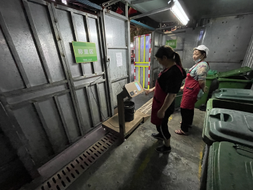 垃圾分类实名建码落地实施！光明街道对餐饮门店、果蔬店实行“一店一码”管理