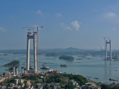 广西在建最长跨海大桥龙门大桥双塔实现跨海“牵手”