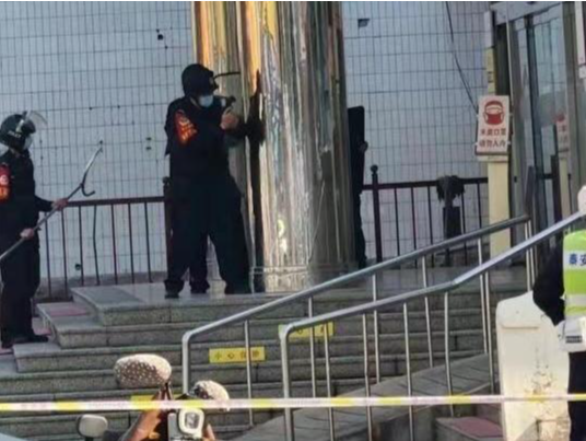 山东泰安一银行疑发生抢劫案，警方称已处置完成