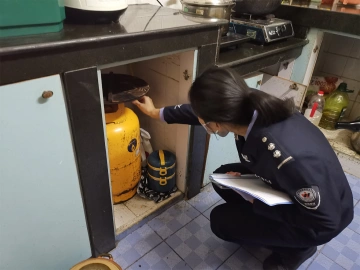 公明网格员织密出租屋消防安全“防护网”