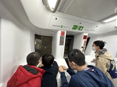 深圳地铁16号线28日开门迎客，开通首日人气初显，市民学子抢先打卡