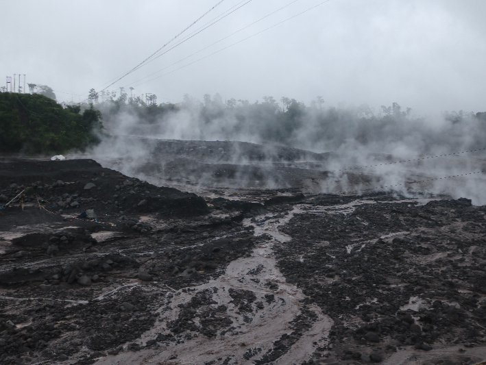 印尼火山继续喷发 警惕泥石流威胁