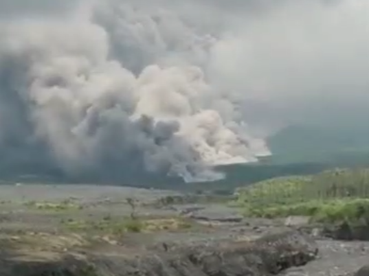 印尼政府已将塞梅鲁火山爆发的警戒级别提升至最高级
