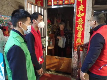 “一对一”关爱暖人心！龙岗平湖街道为长者送去爱心“健康包”