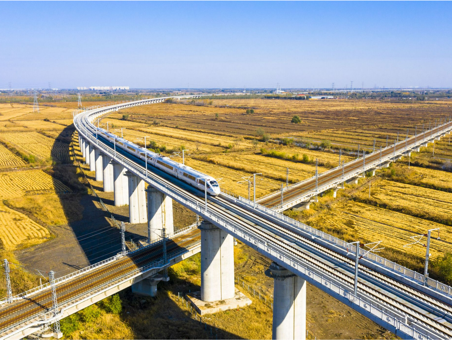 全国铁路客流回升 各地有序恢复列车开行