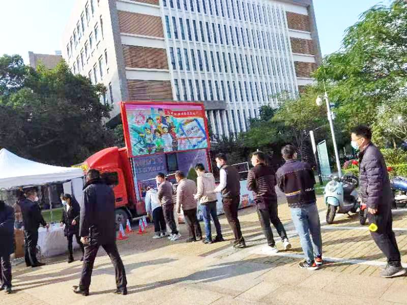 “光明暖工号”职工服务直通车开进社区和工业园区