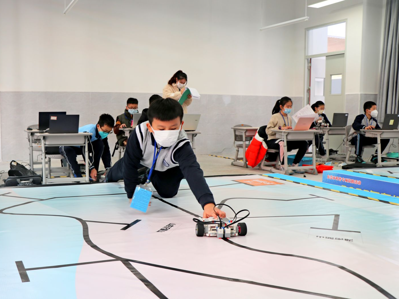16所学校100多支队伍参赛！东莞东城上演精彩“机器人大战”