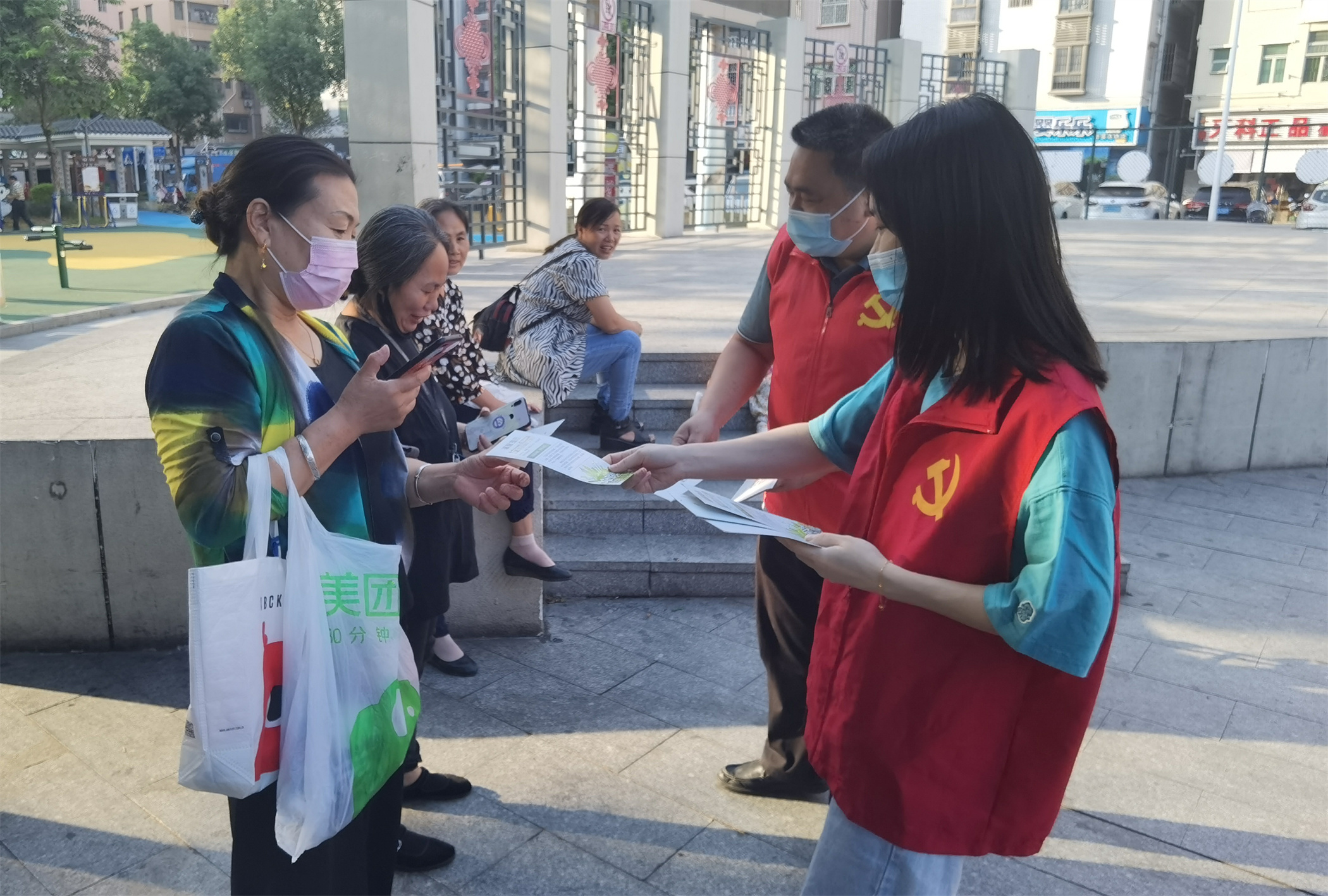 公明街道党员志愿者上门入户宣传垃圾分类