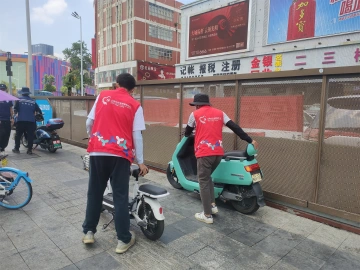 公明社区整治非机动车乱停放 营造文明有序辖区环境