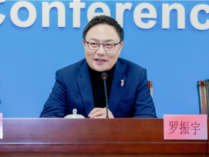 “时间的朋友”今年在龙华跨年，罗振宇这次不演讲，要长谈