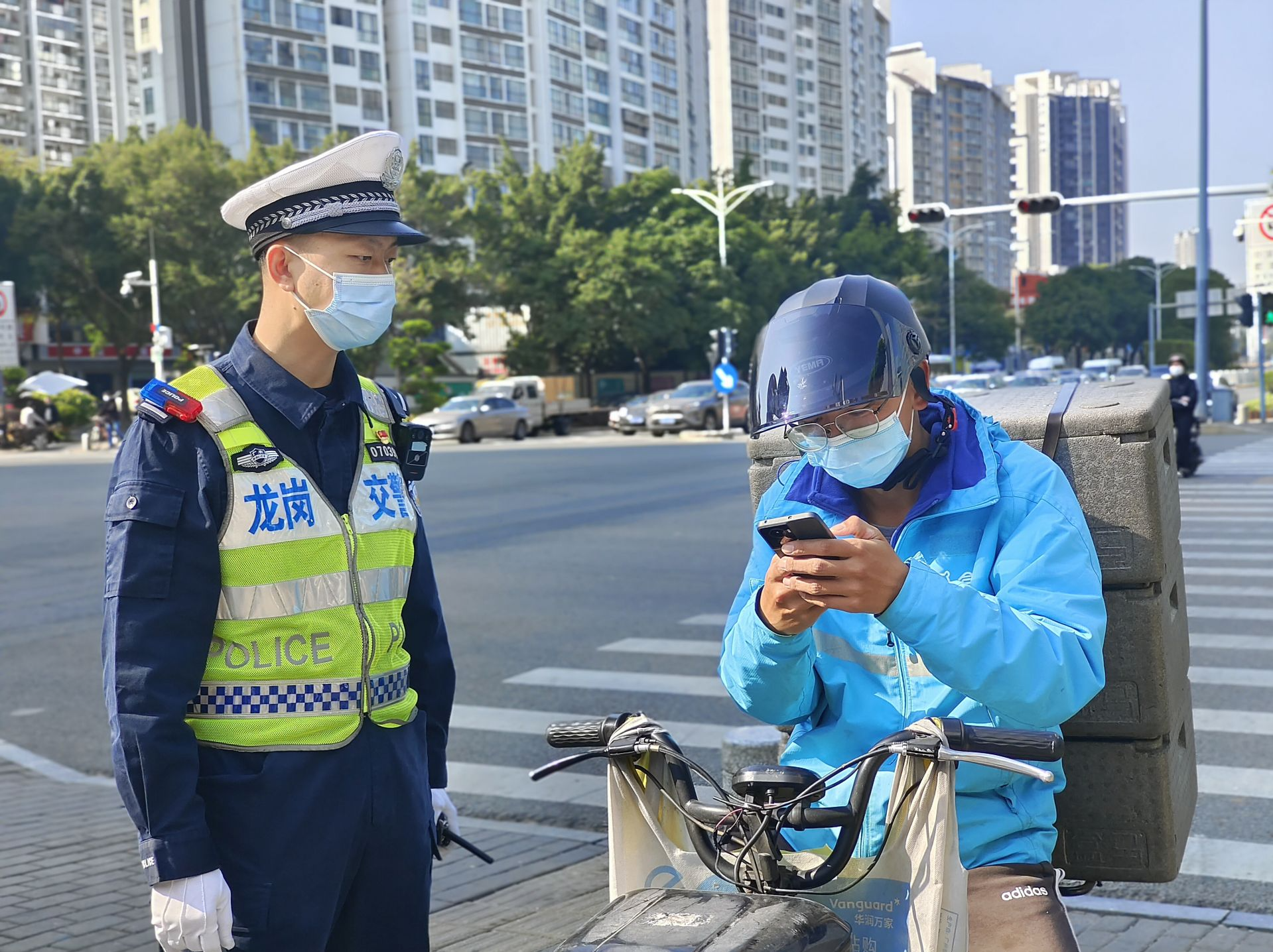 深圳交警整治民生行业电动自行车无牌上路等违法行为