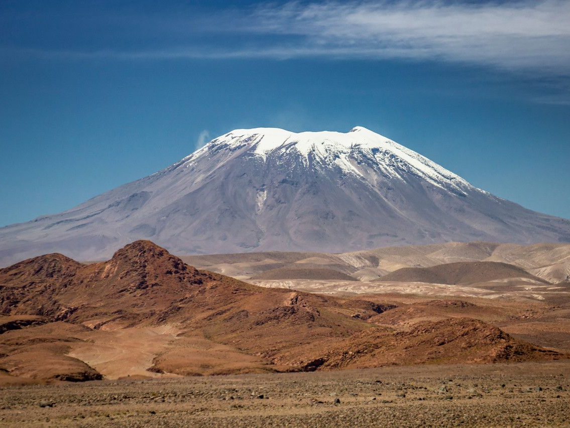 智利拉斯卡尔火山喷发，喷发柱高约6000米