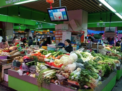 深圳农贸市场：市民有序排队进场，均佩戴口罩并自觉扫码