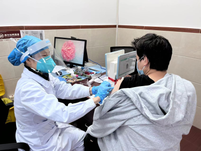深圳市民接种新冠疫苗“第4针” 