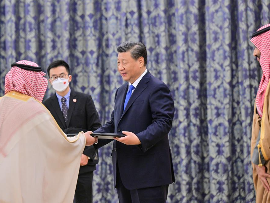 习近平接受苏欧德国王大学授予名誉博士学位