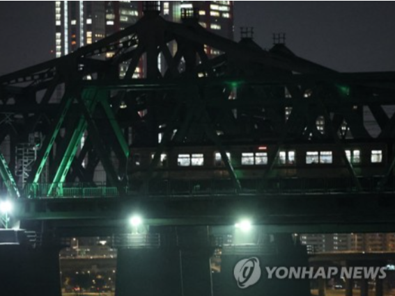 韩国地铁突发故障，500名乘客晚间被困汉江铁桥