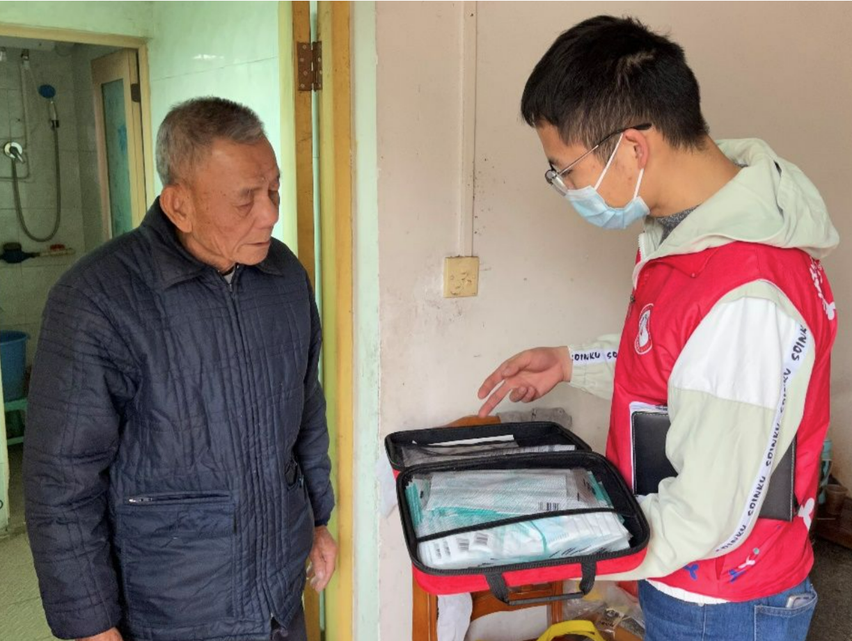 马峦街道“暖冬行动”温暖独居老年人