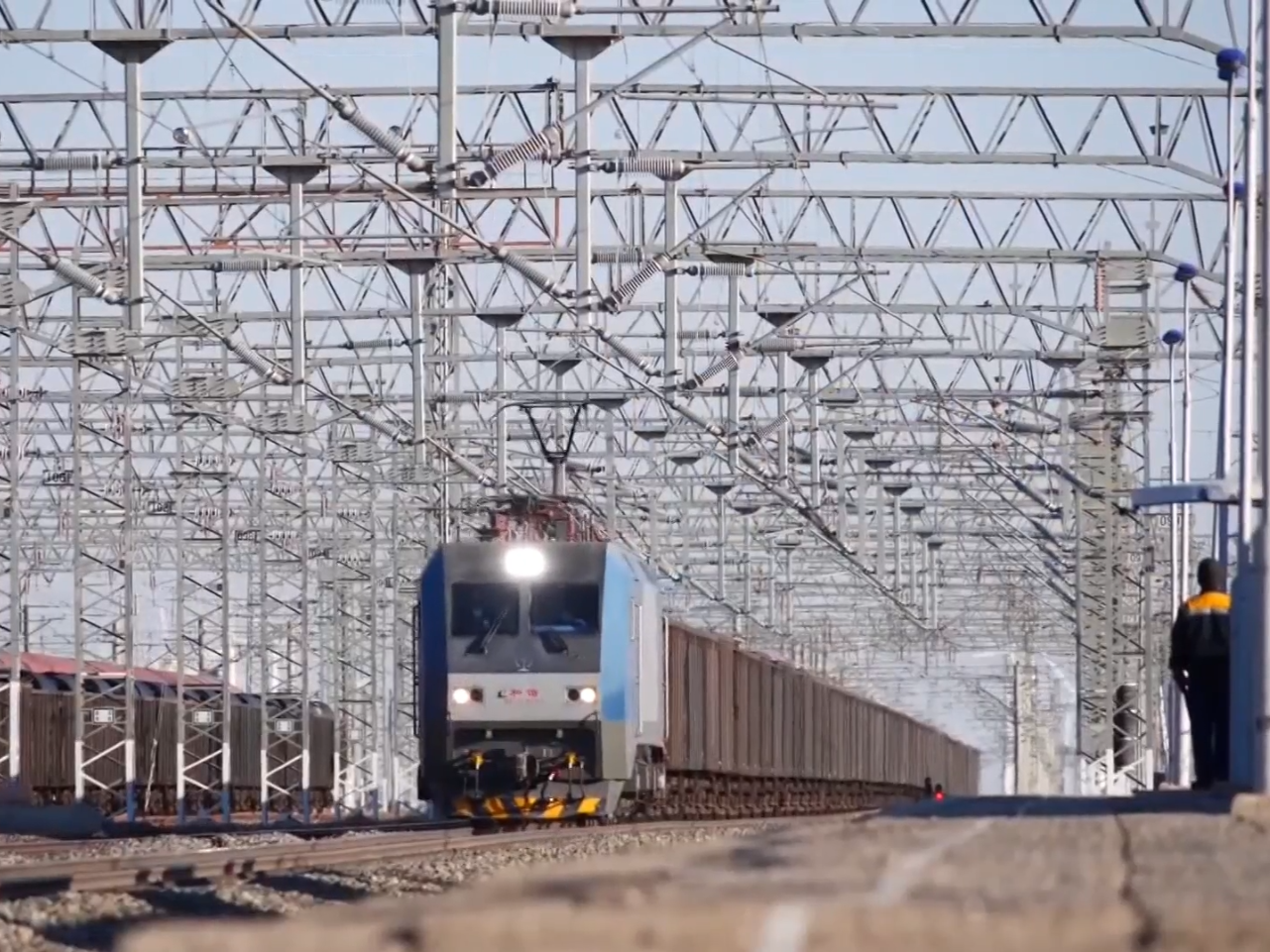 新疆铁路货运量年度首次突破2亿吨大关