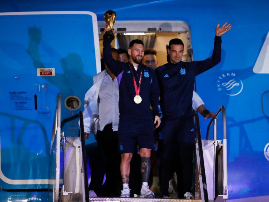 世界杯冠军阿根廷队专机回家 在阿首都巡游庆祝