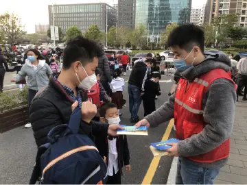 凤凰街道开展扫黑除恶行业领域整治宣传活动