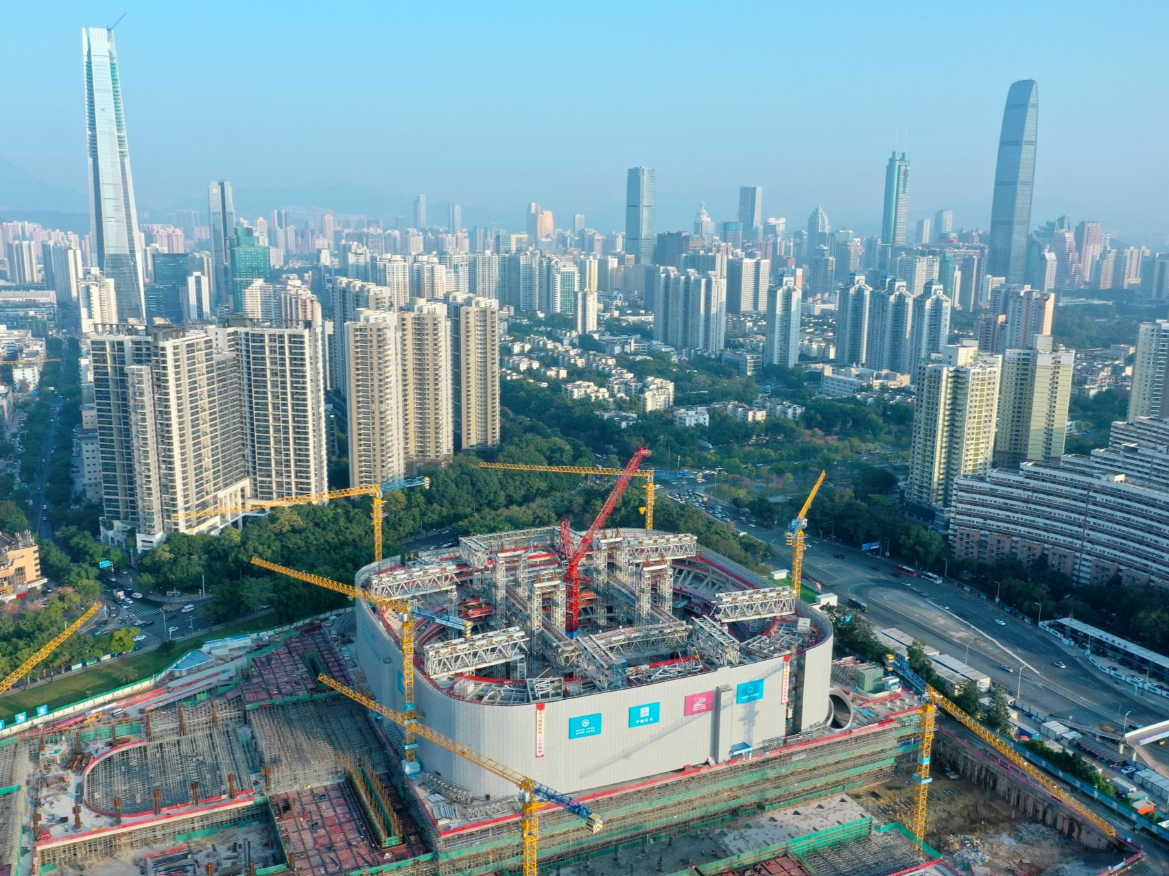 深圳市体育中心改造项目进入全面平稳施工阶段，建成可举办国际足球赛事