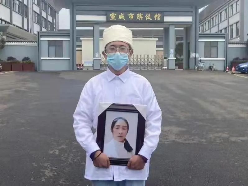 云南“男子控诉父亲纵火烧死母亲”案一审宣判：被告人被判死刑