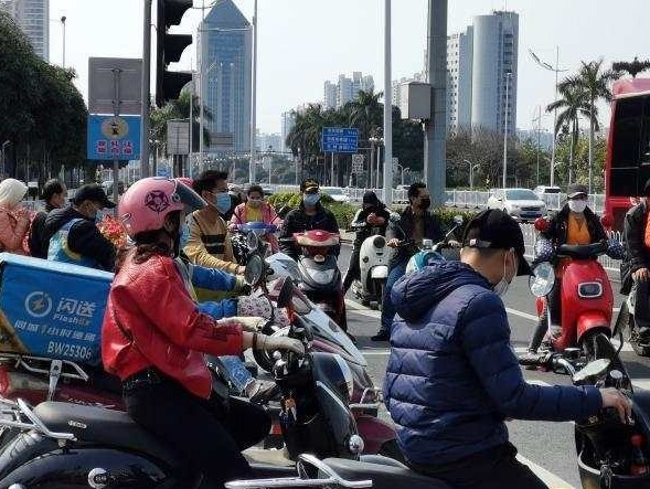 多地明确骑电动自行车须戴头盔 有城市免费赠送 