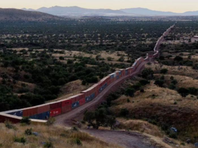 美国亚利桑那州州长同意拆除临时边境墙