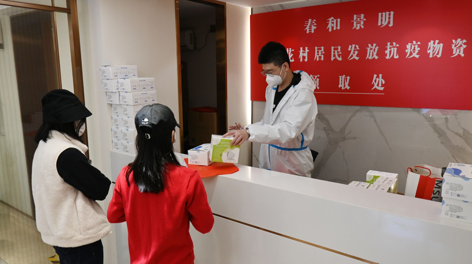 行善举，齐防疫！福田爱心企业为社区居民免费派发防疫物资