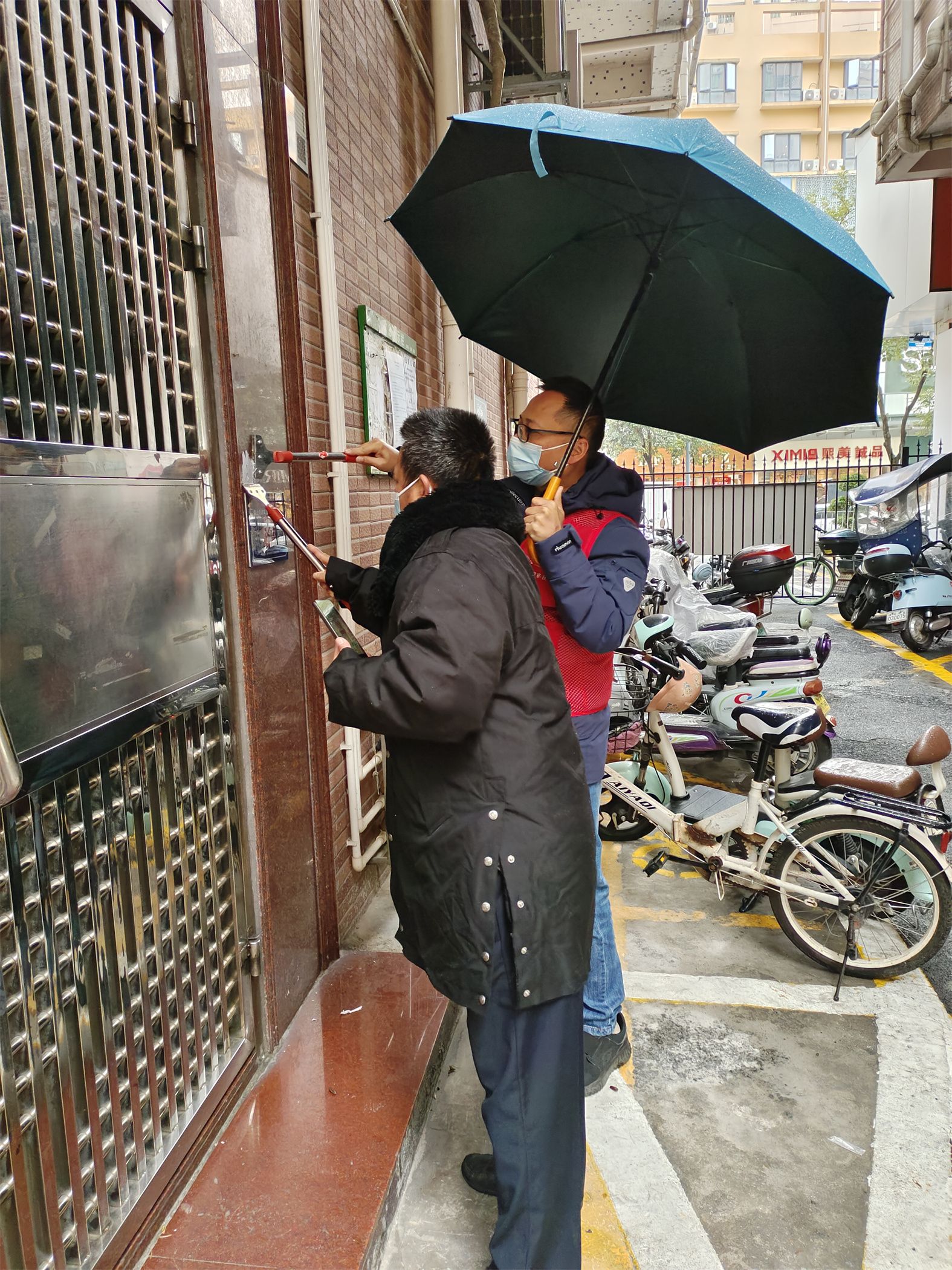 田寮社区巧用工具清除“牛皮癣”顽疾