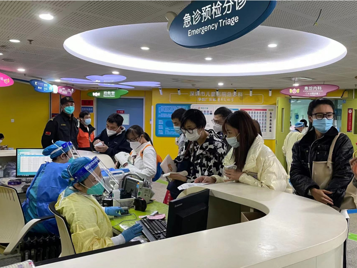 深圳医护人员坚守一线 全力守护市民健康