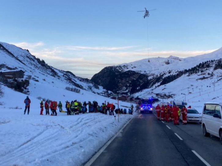 奥地利一座知名滑雪场发生雪崩 致10人被埋