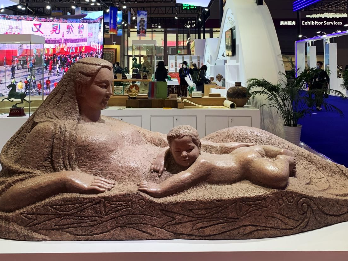 雕塑《黄河母亲》深圳参展受到热捧 