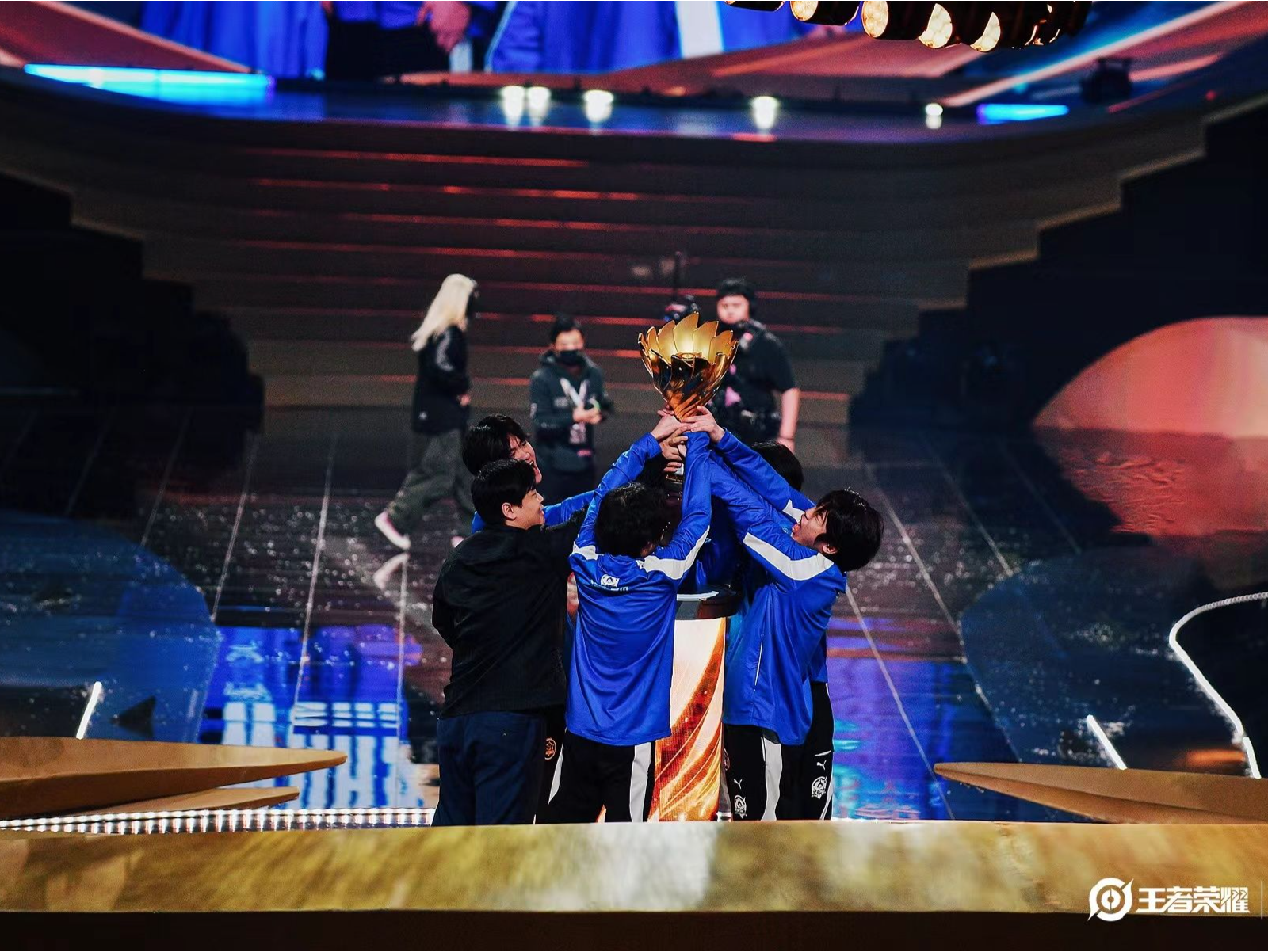 首支“八冠王”！武汉eStarPro勇夺2022年王者荣耀世界冠军杯KIC总冠军