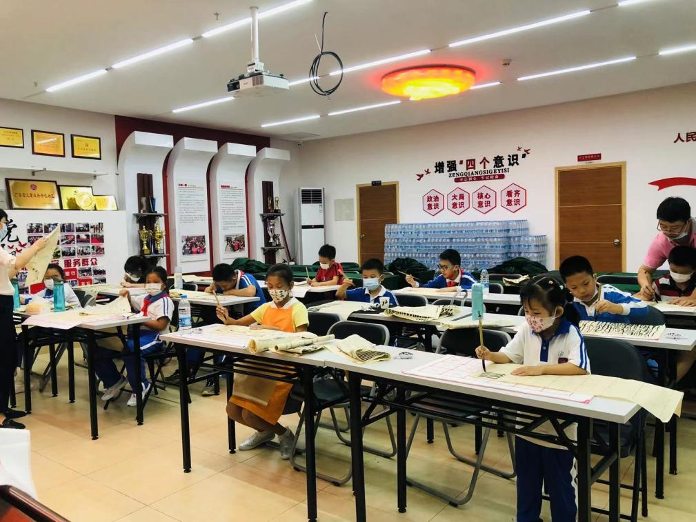 传承中华传统文化，南天社区开办儿童书法班 