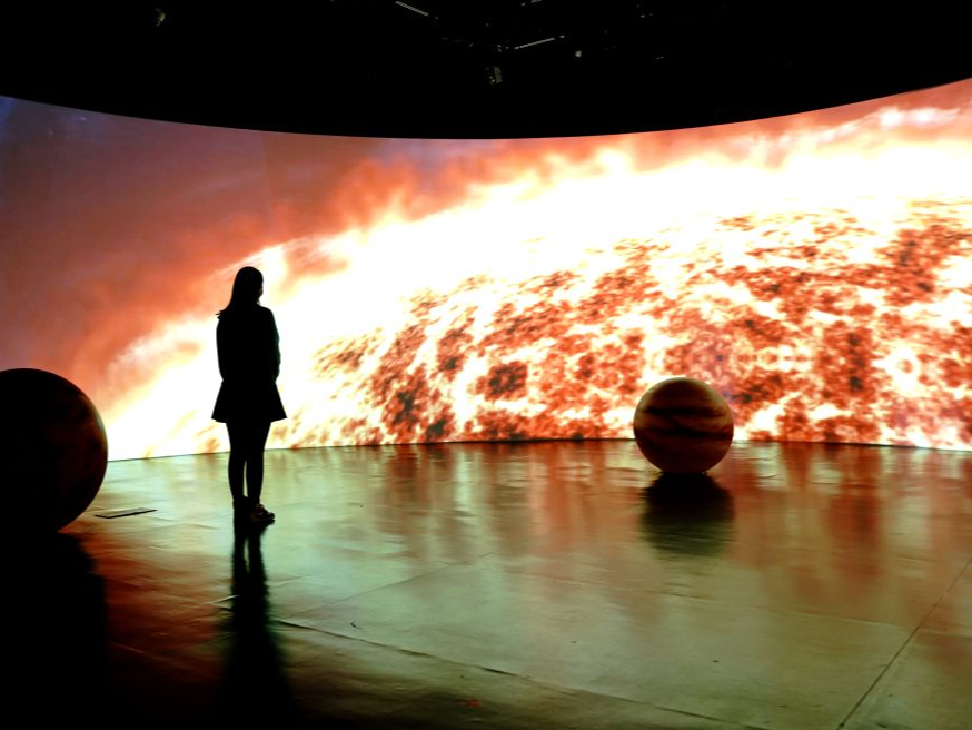 科幻小说《三体》动画版首播 刘慈欣感慨“宇宙很大”