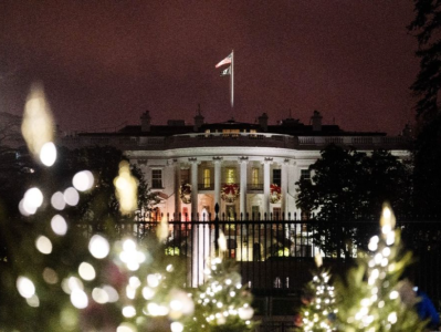 美国副总统收到共和党人“圣诞礼物”：三辆“移民大巴”