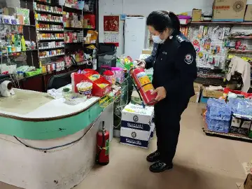 新湖街道网格员强化三小场所安全巡查及防疫宣传
