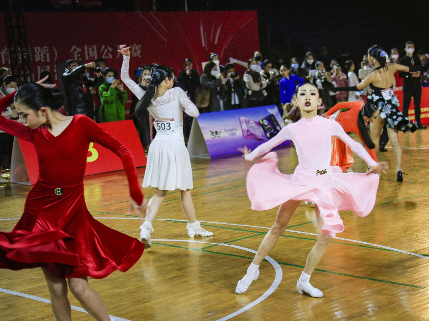 600余名舞者参赛！深圳国标舞（体育舞蹈）公开赛在盐田举办