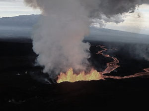 美国夏威夷冒纳罗亚火山持续喷发 熔岩流逼近道路